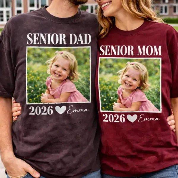 474d17d5-8d6f-4919-9b83-b15124d842cc Personalized Senior Mom & Dad 2026 Shirt – Custom Photo Graduation Tee